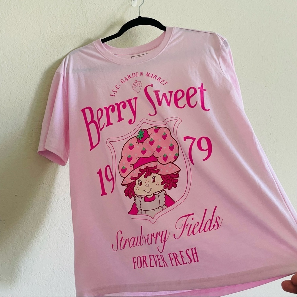 Strawberry shortcake woman’s graphic tee size L pink strawberry feminine casual - Picture 2 of 7